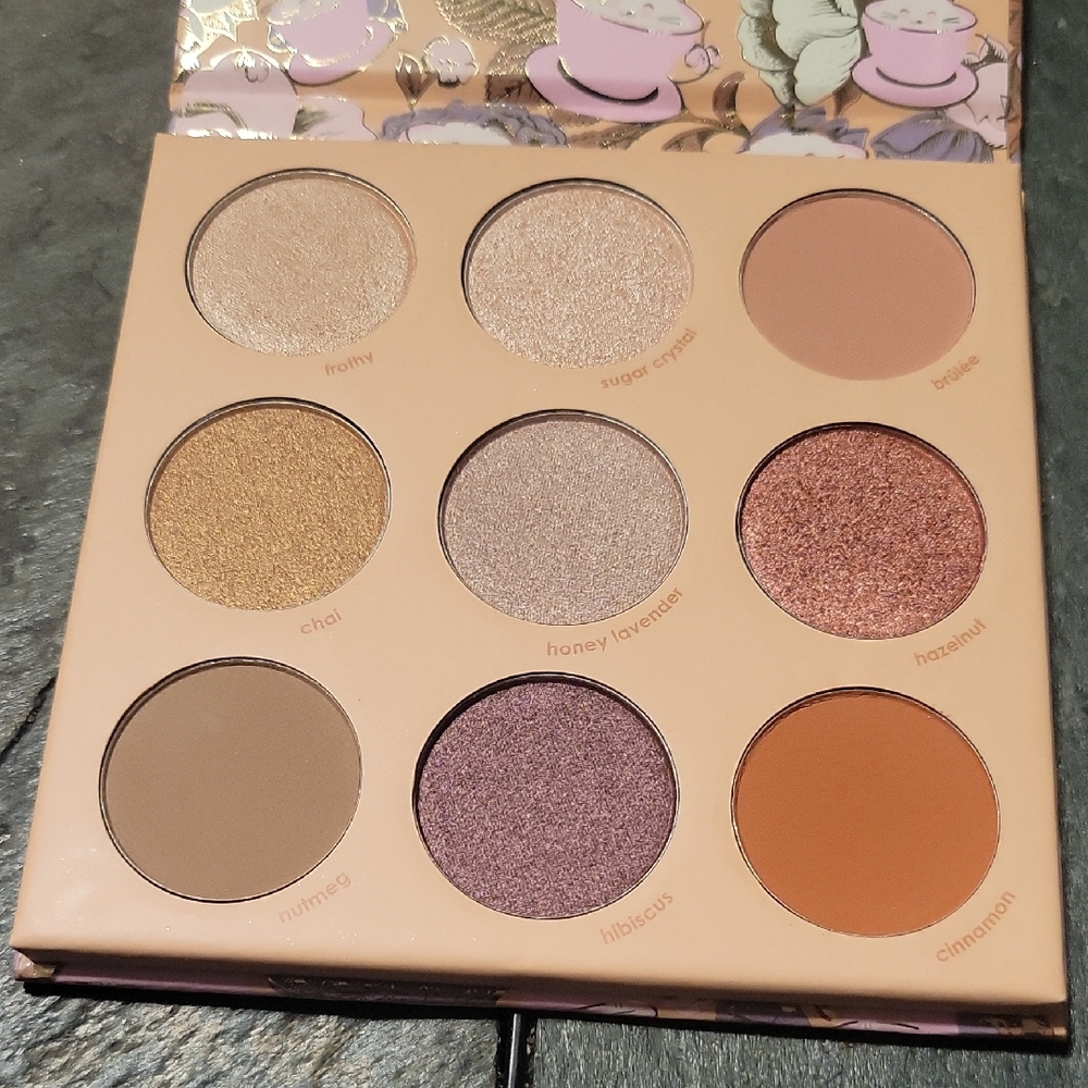 WINKY LUX Eyeshadow Palette with Gold, Cream, and Purple Shades
